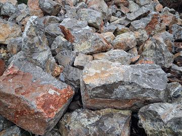 Pietre pietra carsica sassi massi