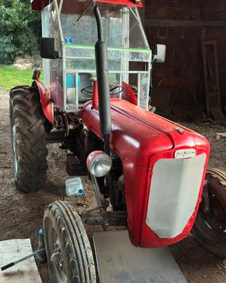 Trattore agricolo Massey Ferguson