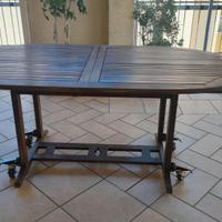 Tavolo da esterno in legno con ruote e 4 sedie