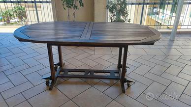 Tavolo da esterno in legno con ruote e 4 sedie