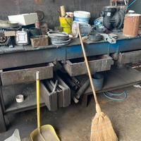 antico banco industriale proveniente da officina