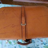 Valigia vintage rivestita in cuoio