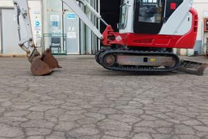 MINIESCAVATORE TAKEUCHI TB126
