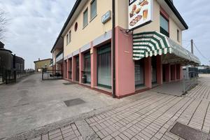 Locale commerciale ad uso bar e pizzeria da asport