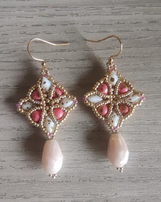 orecchini artigianali rosa e bianchi con goccia