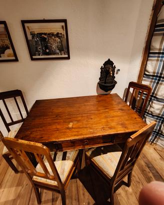 tavolo antico con sedie