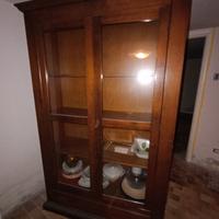 Vetrina in legno con ante in vetro e cassetto