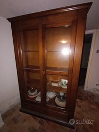 Vetrina in legno con ante in vetro e cassetto