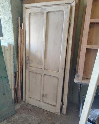 Porta interna di legno con telaio