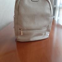 Zaino colore beige.