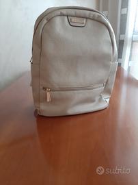 Zaino colore beige.