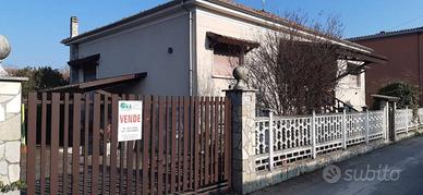 Villa di 200 m² con 5 locali a Lungavilla