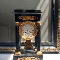 Elegante orologio con pendolo