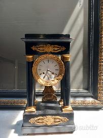 Elegante orologio con pendolo