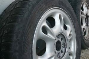 Pneumatici 195/60 R15 88T con cerchio