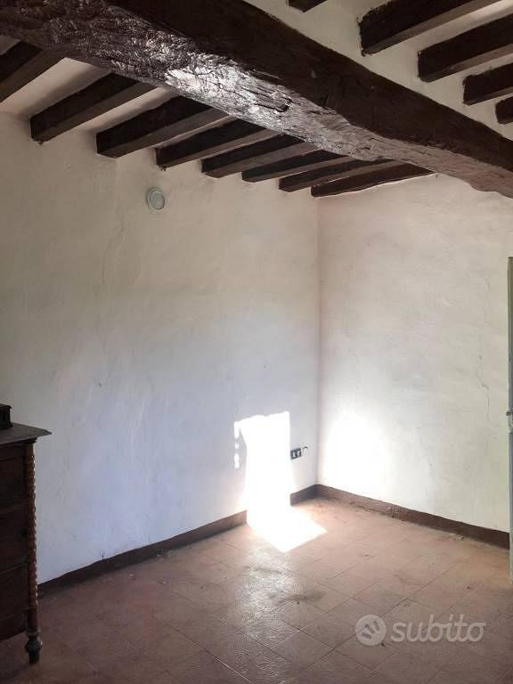 Rustico / Casale di 135 m² con più di 5 locali a F - Altro