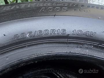 Bridgestone multistagione 235/60R16, 104V