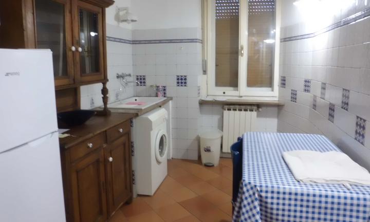 Singola allegra in ampio appartamento