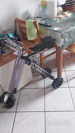Monopattino elettrico , pieghevole con seduta