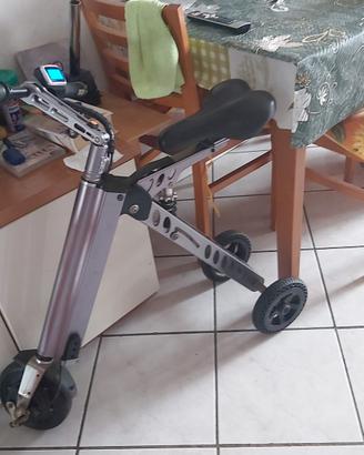 Monopattino elettrico , pieghevole con seduta