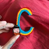 Lettera C decorativa in legno