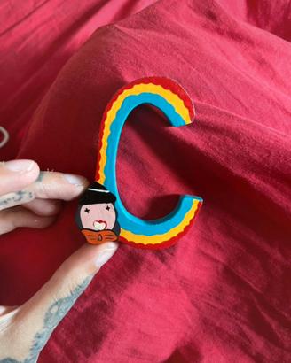 Lettera C decorativa in legno