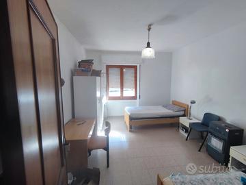 Cagliari, ampia singola con spese, zona servita