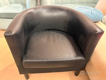 Due poltrone nere ecopelle