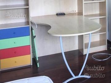 Scrivania sagomata per ragazzi