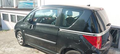 PEUGEOT 1007 1.4 (65 CV) – Ideale per Neopatentati