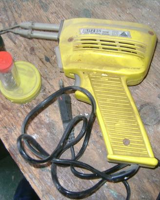 Due saldatori a stagno per fili elettrici