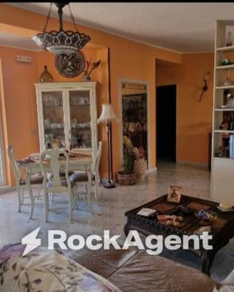 Palazzo / Stabile di 385 m² con più di 5 locali a 