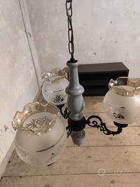 Lampadario grigio e nero