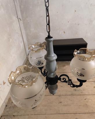 Lampadario grigio e nero