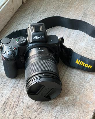 Nikon Z5 + 24-70mm f/4 S + SD 64GB + Borsa