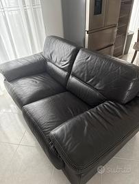Divano in pelle marrone scuro