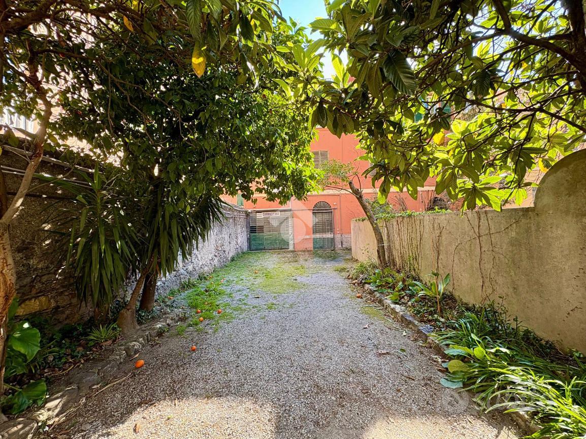 5 LOCALI A GENOVA