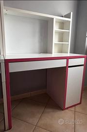 Scrivania bianca e rosa