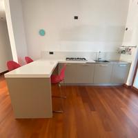 Cucina moderna con penisola