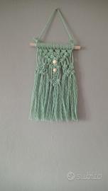 un ornamento in macramè fatto a mano 