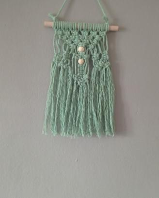 un ornamento in macramè fatto a mano 