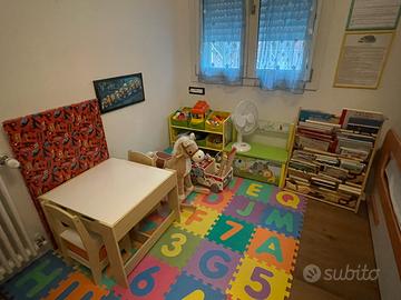 Cameretta bimbi 0-3 anni (libreria, tavolo,ecc)
