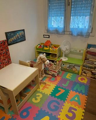 Cameretta bimbi 0-3 anni (libreria, tavolo,ecc)