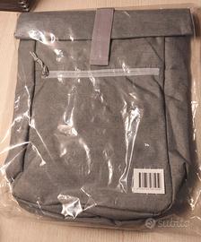 Zaino grigio arrotolabile.