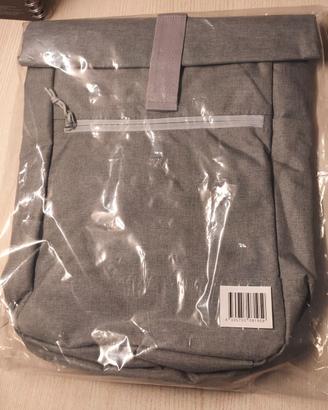 Zaino grigio arrotolabile.