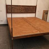 Letto a baldacchino indiano in legno intagliato
