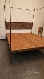 Letto a baldacchino indiano in legno intagliato