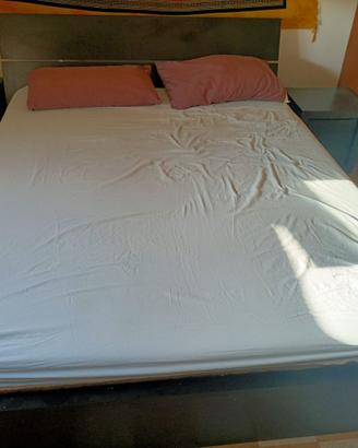 Letto matrimoniale Ikea con due comodini