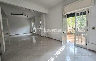 APPARTAMENTO PIANO TERRA CON BOX AUTO E SPAZIO EST