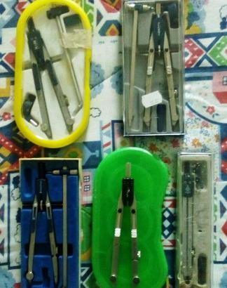 Materiale scolastico: quaderni, compassi, squadre